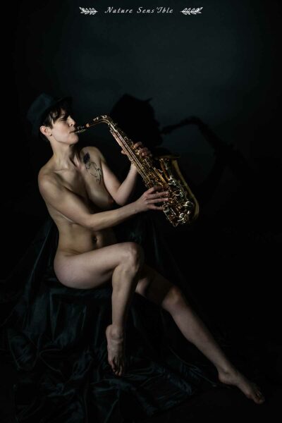 Photo Femme nue Saxophone – Portrait Boudoir Studio