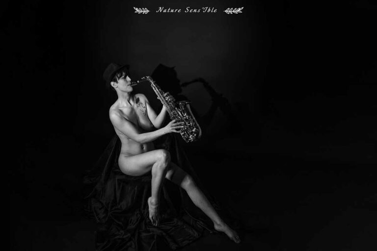 Photo Femme nue Saxophone – Portrait Boudoir Studio