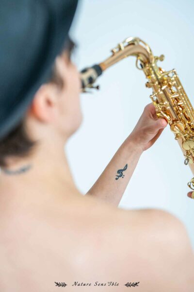 Photo Femme nue de dos Saxophone – Portrait Boudoir Studio