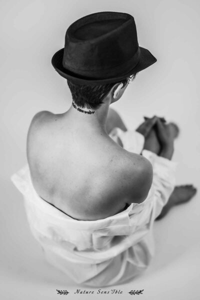 Photo Femme nue de dos assise – Portrait Boudoir Studio