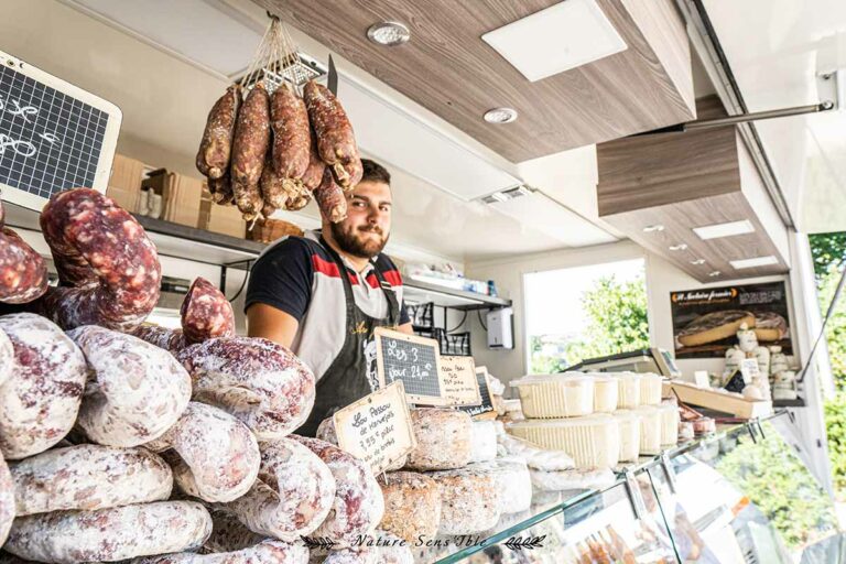 Affineur de fromage et charcuterie avec ses produits – Photo reportage professionnel
