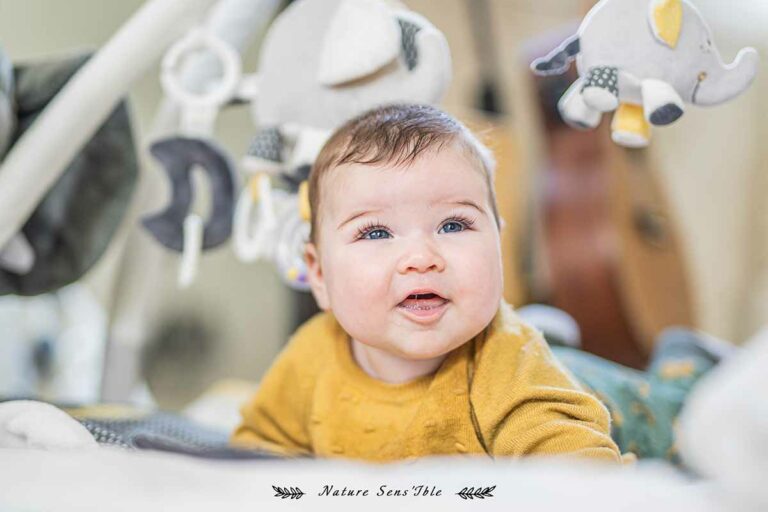 Bébé dans son parc – Photo shooting extérieur