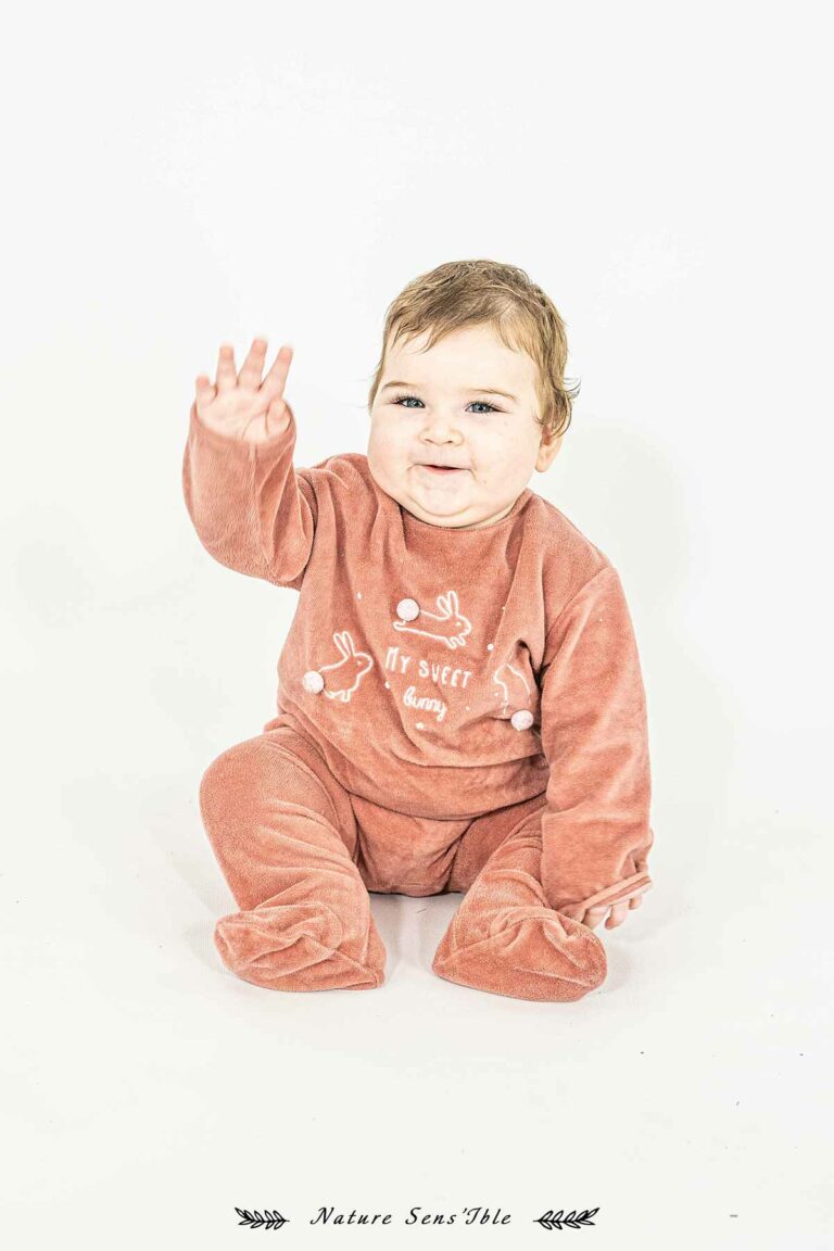 Photo bébé qui fait coucou – Portrait Studio