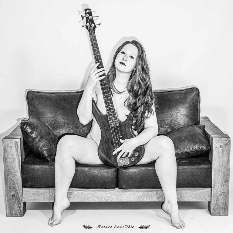 Photo Femme nue assise sur canapé avec basse – Portrait Boudoir Studio