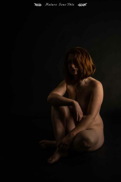 Photo Femme nue assise dans la pénombre – Portrait Boudoir Studio