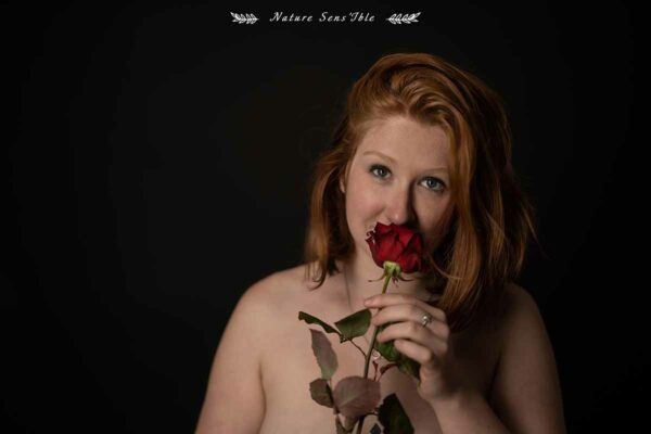 Photo Femme qui sent une rose – Portrait Boudoir Studio