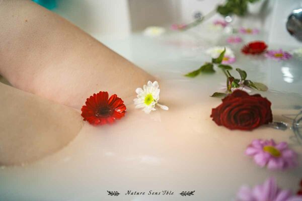 Boudoir dans baignoire avec des fleurs – Photo shooting extérieur
