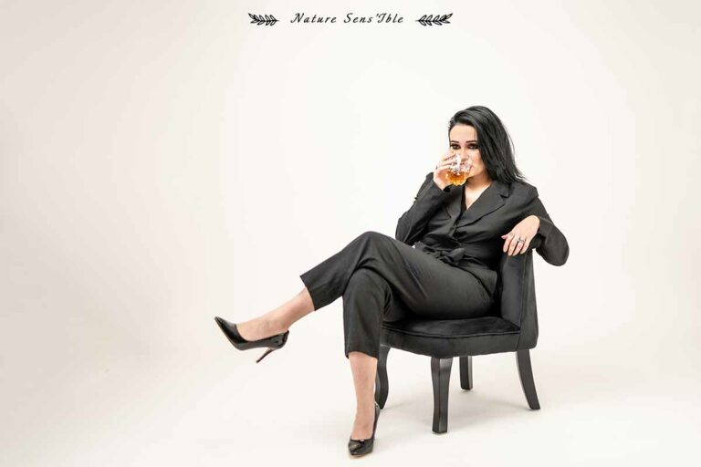 Photo Femme classe assise sur fauteuil – Portrait studio