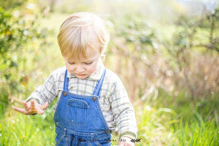 Portrait enfant qui découvre la nature lozérienne – Photo shooting extérieur
