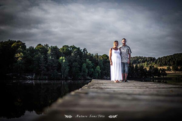 Portrait couple au lac du moulinet pour immortaliser une grossesse – Photo shooting extérieur