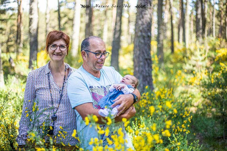 Portrait de grands parents tenant leur petite fille – Photo shooting extérieur