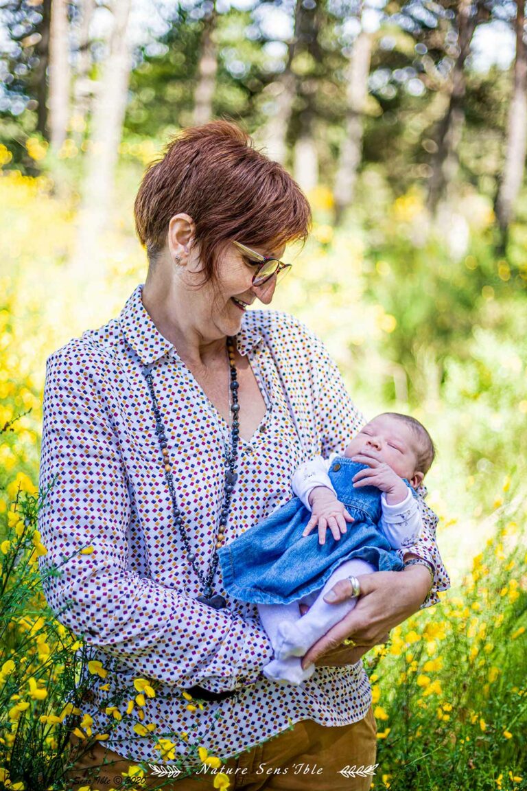 Portrait d’une grand mère tenant sa petite fille – Photo shooting extérieur
