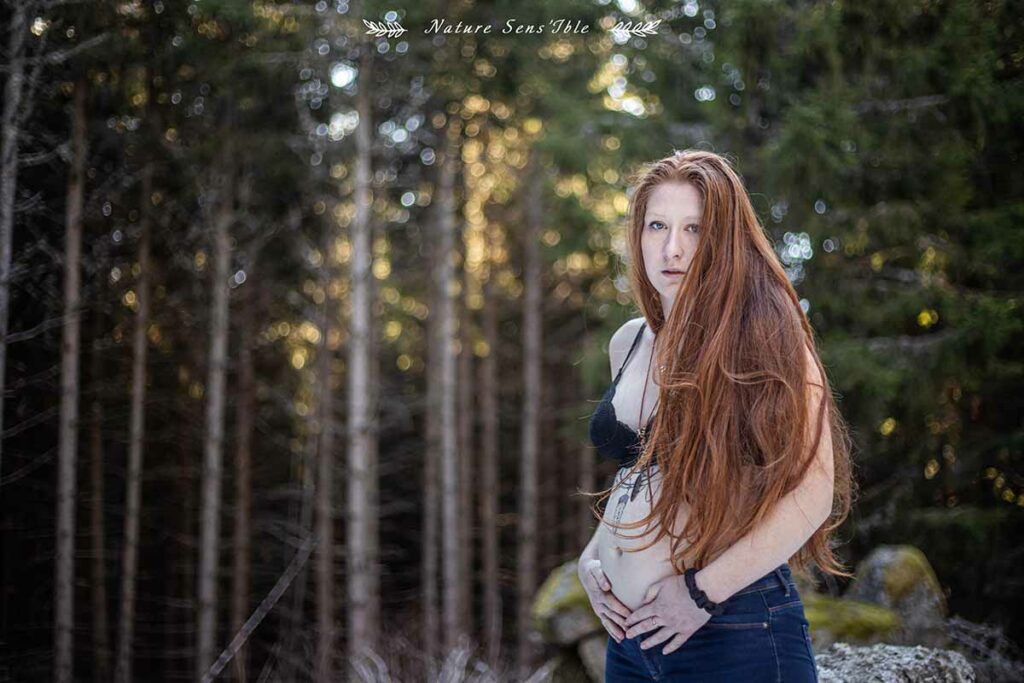 Portrait d’une femme enceinte dans la forêt de Charpal – Photo shooting extérieur