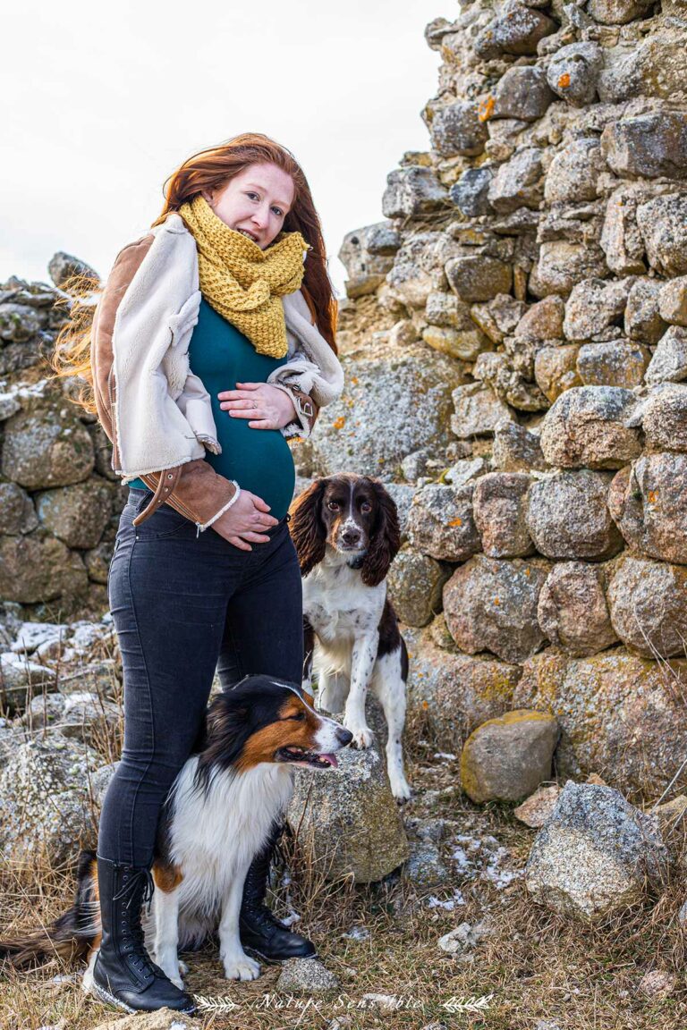 Portrait d’une femme enceinte dans la ruine d’un burons sur l’Aubrac – Photo shooting extérieur