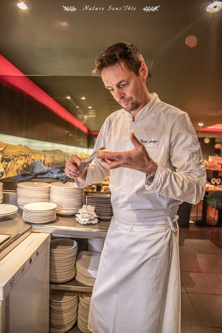 Cyril ATTRAZIC dans sa cuisine préparant de délicieux mets – Photo reportage professionnel