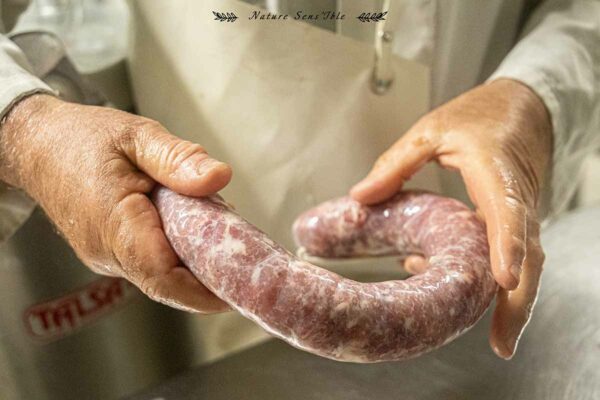 Préparation de la grosse saucisse chez un de nos producteurs Lozérien – Photo reportage professionnel